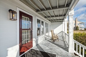 Terrace/patio - Front Street Retreat (Pet Friendly) in Downtown Beaufort, NC (Beaufort)