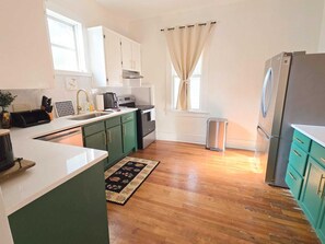 Private kitchen - Parkside Haven, Spacious 4-bed-3-bath, Newly renovated,Private back yard,Laundry (Columbus)
