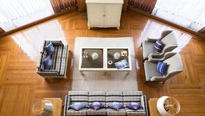 A spacious living area with a sofa set, a coffee table, and two armchairs. - The Heritage Grand Khon Kaen Hotel and Convention (Khon Kaen)