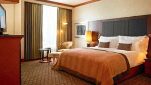 A hotel room with a large bed, a desk, a chair, and a television. - The Heritage Grand Khon Kaen Hotel and Convention (Khon Kaen)