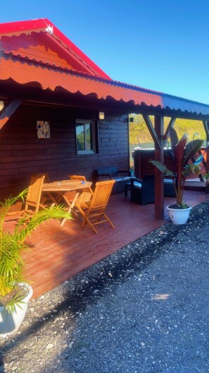 Outdoor dining - Vrbo Property (Petit-Canal)