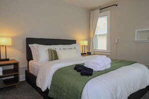2 habitaciones, tabla de planchar con plancha, wifi y ropa de cama 