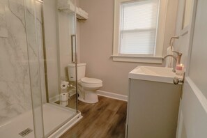 Shower, hair dryer, towels, soap - Pleasant & cozy 2-bedroom house perfect for relaxing stays. EV-charge included. (Columbus)