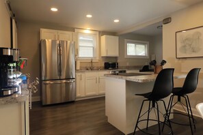 Private kitchen - Pleasant & cozy 2-bedroom house perfect for relaxing stays. EV-charge included. (Columbus)