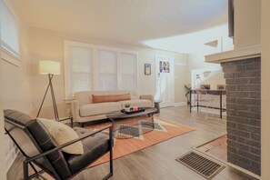 Living area - Pleasant & cozy 2-bedroom house perfect for relaxing stays. EV-charge included. (Columbus)