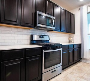Private kitchen - Spacious 4-bedroom house in tranquil Richmond with AC (Richmond)