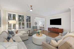 Smart TV, ping pong, offices - UPDATED Seabook Townhome, Elevator, Golf Cart, Club Access at Fairway One Villas, SUMMER OPENINGS! (Seabrook Island)