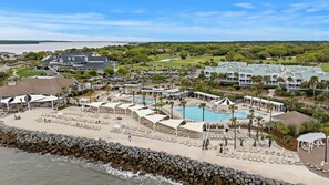 Et resort med swimmingpool, strand og golfbane.