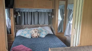 1 bedroom, bed sheets