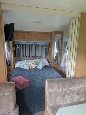 1 bedroom, bed sheets - Caravan For Two 10m South Of Balaklava (Erith)