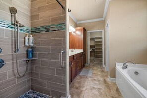 Shower, hair dryer, towels, soap - 4 Alabanza Retreat! Hot Spring Village near 4 Golf Courses (Hot Springs Village)