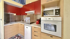Refrigerador, horno y utensilios de cocina 