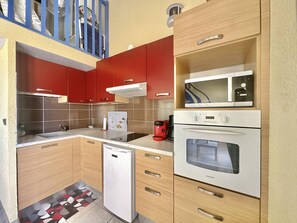 Kühlschrank, Ofen, Kochgeschirr/Geschirr/Besteck