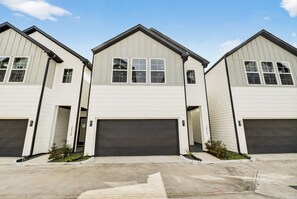 Exterior - Emerald Luxe, Modern Townhome, 4 Min to Downtown (Houston)