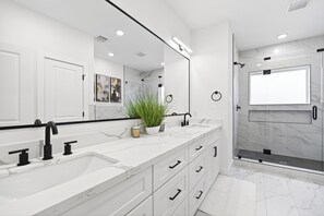 Bathroom - Emerald Luxe, Modern Townhome, 4 Min to Downtown (Houston)