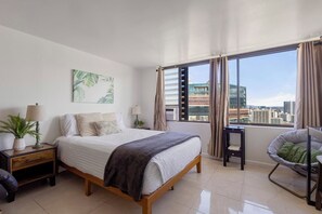 Iron/ironing board, free WiFi - Skyline Island Stay-2 Adjoining Studios (Honolulu)