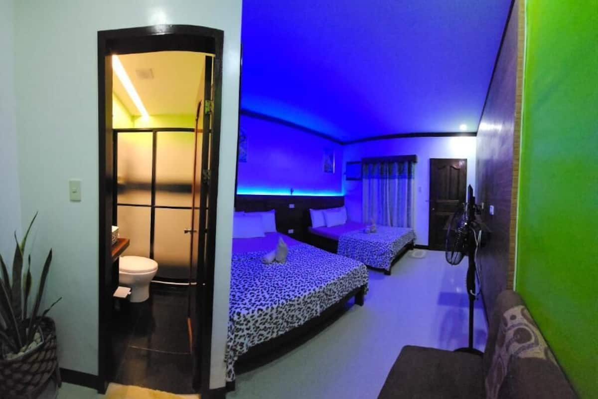 Deluxe vierpersoonskamer, gedeeltelijk uitzicht op zee