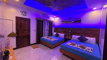 Habitación cuádruple Deluxe, balcón, vistas al mar | Escritorio y wifi gratis