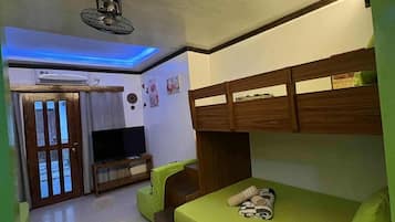 Studio – deluxe, delvis sjøutsikt, ved strandkanten | Oppholdsområde