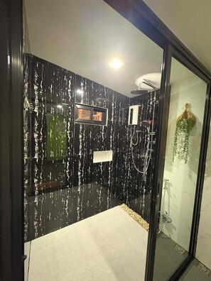 Chambre Quadruple Deluxe, balcon, vue mer | Salle de bain | Douche, bidet, serviettes fournies, savon