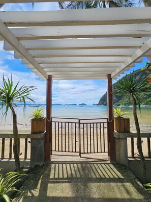 On the beach, white sand - MINA GRANDE BEACH COTTAGES (El Nido)