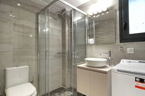 Shower, hair dryer, soap - Athenean Modern Escape near Marina Flisvos-Ε3 (Paleo Faliro)
