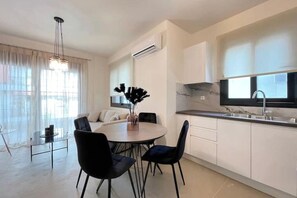 Dining - Athenean Modern Escape near Marina Flisvos-Ε3 (Paleo Faliro)