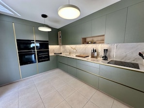 Coffee/tea maker, fridge, oven, dishwasher - CHARMING HOUSE WITH PRIVATE POOL FOR 6 TO 7 PEOPLE (STE MAXIME)