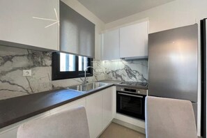 Private kitchen - Athenean Modern Escape near Marina Flisvos-D3 (Paleo Faliro)