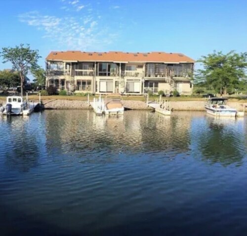 Cozy 1-bedroom condo in Oak Harbor with AC, private dock to Lake Erie,