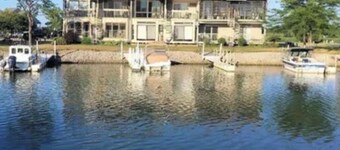 Cozy 1-bedroom condo in Oak Harbor with AC, private dock to Lake Erie,