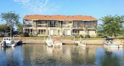 Cozy 1-bedroom condo in Oak Harbor with AC, private dock to Lake Erie,