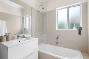 Bathroom - Toorak Escape—Serene Stay near Burnside Village (Toorak Gardens)