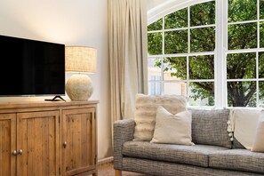 Living area - Toorak Escape—Serene Stay near Burnside Village (Toorak Gardens)