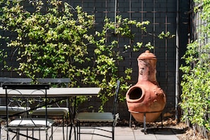 Outdoor dining - Toorak Escape—Serene Stay near Burnside Village (Toorak Gardens)