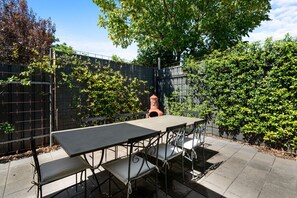 Outdoor dining - Toorak Escape—Serene Stay near Burnside Village (Toorak Gardens)