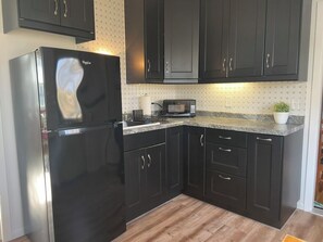 Microwave - Cozy 1-bedroom apartment in quaint Minneapolis neighborhood (Minneapolis)