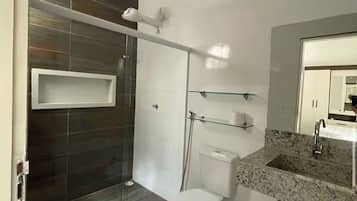 Chuveiro, papel higiênico