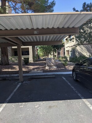 Property grounds - Cozy 2-bedroom condo in a gated community (Las Vegas)