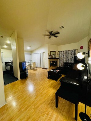 Living area - Cozy 2-bedroom condo in a gated community (Las Vegas)