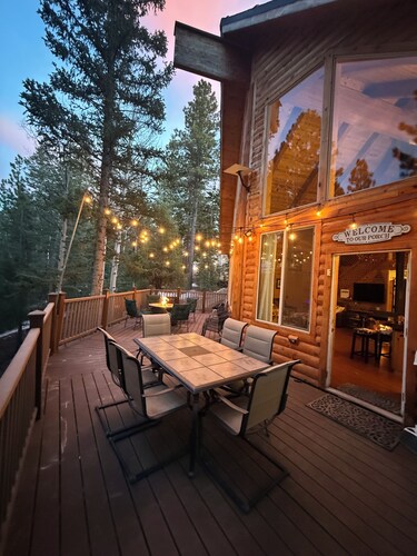 Beautiful 4-bedroom, 3-1/2 bath cabin in charming Duck Creek Village
