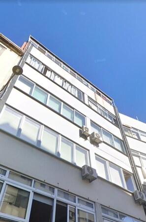 Exterior detail - Premium renovated 1 BR apartment in hiatoric downtown (Porto)