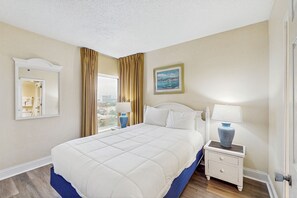 Room - Oceanfront condo with pool, hot tub, lazy river - direct beach access (Myrtle Beach)