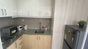 Superior Apartment, Non Smoking, City View | Private kitchen