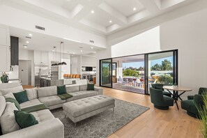 Smart TV, fireplace, ping pong