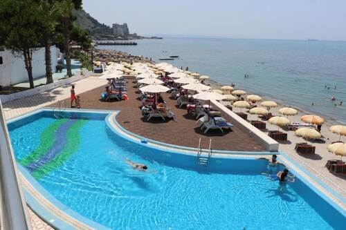 Cosy Apartment offers direct beachfront access and sea view