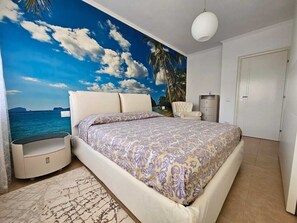 Room - Cosy Apartment offers direct beachfront access and sea view (Durrës)