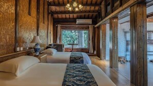 A room with two beds, a chandelier, an air conditioning unit, and a view of the outdoors. - Yayunju Inn (Shanghai)