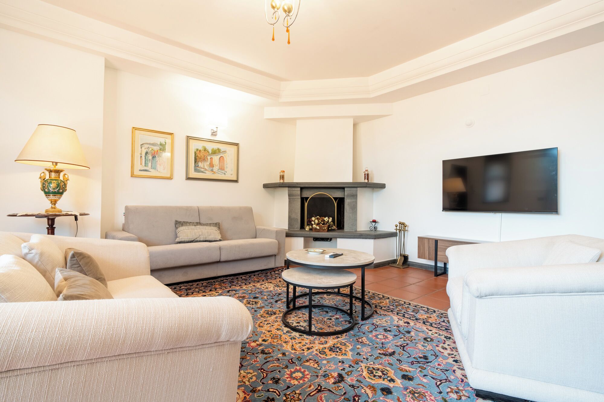 Smart TV, fireplace