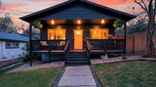 Eastside Keys by Avantstay Bright East Austin Stay + Backyard Dining + Near 6th St and Downtown